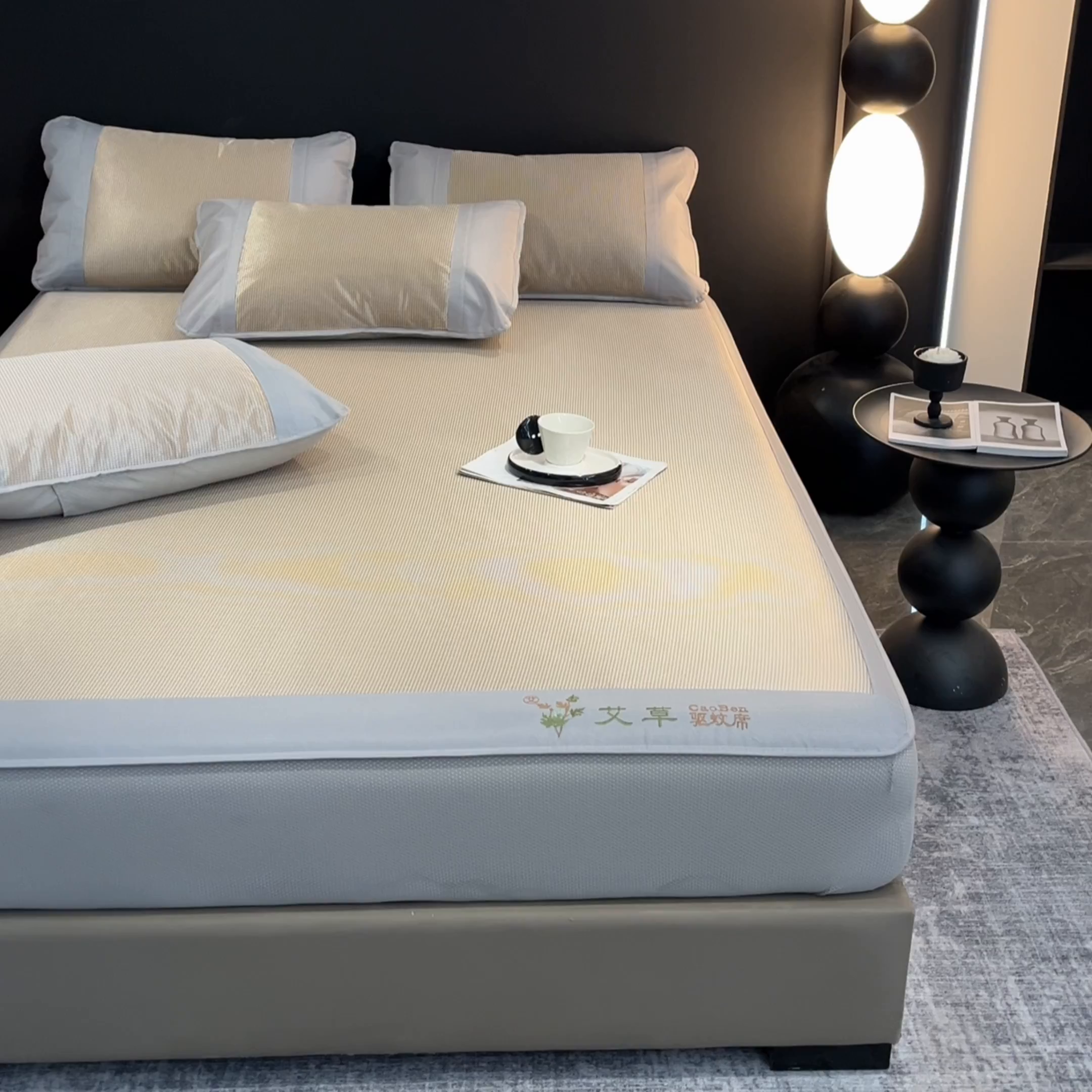 91家纺网 家纺一手货源 找家纺 航途席业 2026新款刺绣可水洗碳光冰丝席宽包边无纺布冰丝席艾香系列 艾香千鸟格床笠款咖色