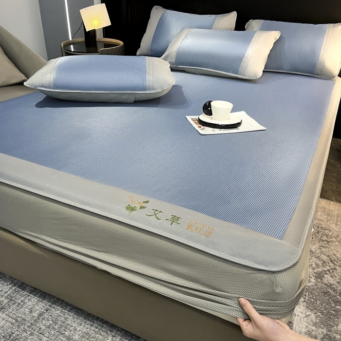 91家纺网 家纺一手货源 找家纺 航途席业 2026新款刺绣可水洗碳光冰丝席宽包边无纺布冰丝席艾香系列 艾香千鸟格床笠款蓝色