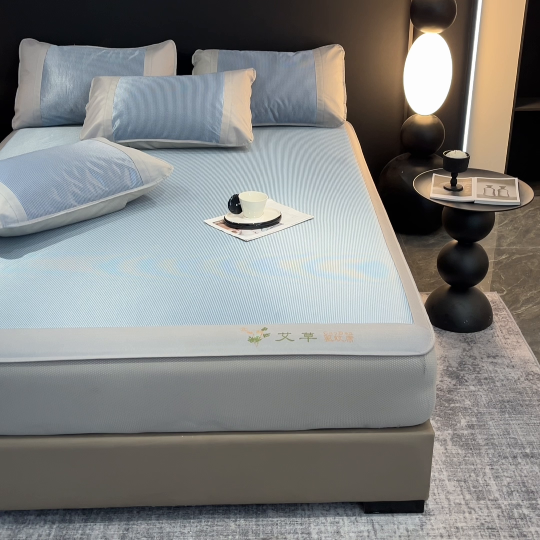 91家纺网 家纺一手货源 找家纺 航途席业 2026新款刺绣可水洗碳光冰丝席宽包边无纺布冰丝席艾香系列 艾香千鸟格床笠款蓝色