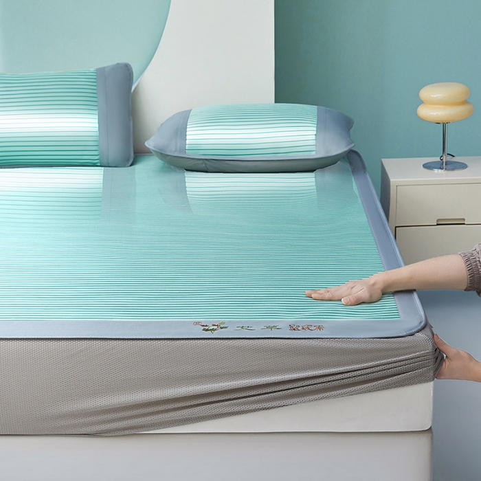 91家纺网 家纺一手货源 找家纺 航途席业 2026新款刺绣可水洗碳光冰丝席宽包边无纺布冰丝席艾香系列 艾香条纹床笠款薄荷绿