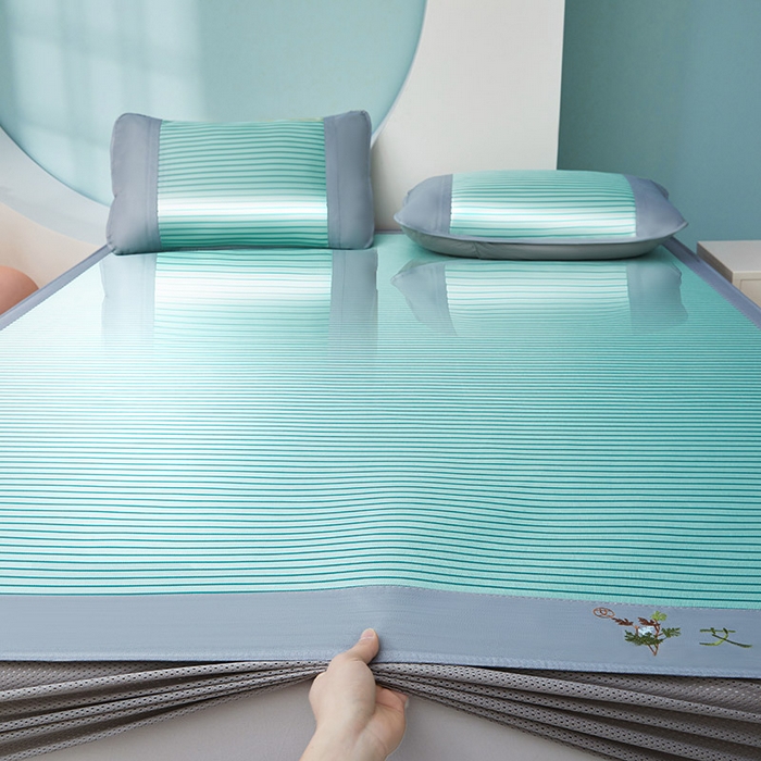 91家纺网 家纺一手货源 找家纺 航途席业 2026新款刺绣可水洗碳光冰丝席宽包边无纺布冰丝席艾香系列 艾香条纹床笠款薄荷绿