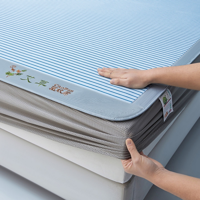 91家纺网 家纺一手货源 找家纺 航途席业 2026新款刺绣可水洗碳光冰丝席宽包边无纺布冰丝席艾香系列 艾香条纹床笠款静谧蓝