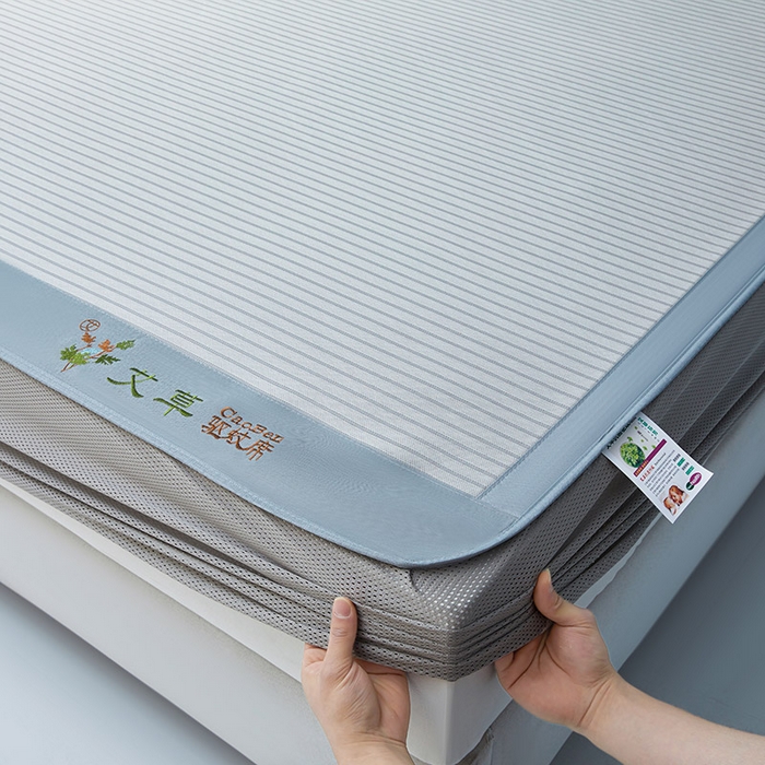 91家纺网 家纺一手货源 找家纺 航途席业 2026新款刺绣可水洗碳光冰丝席宽包边无纺布冰丝席艾香系列 艾香条纹床笠款绅士灰