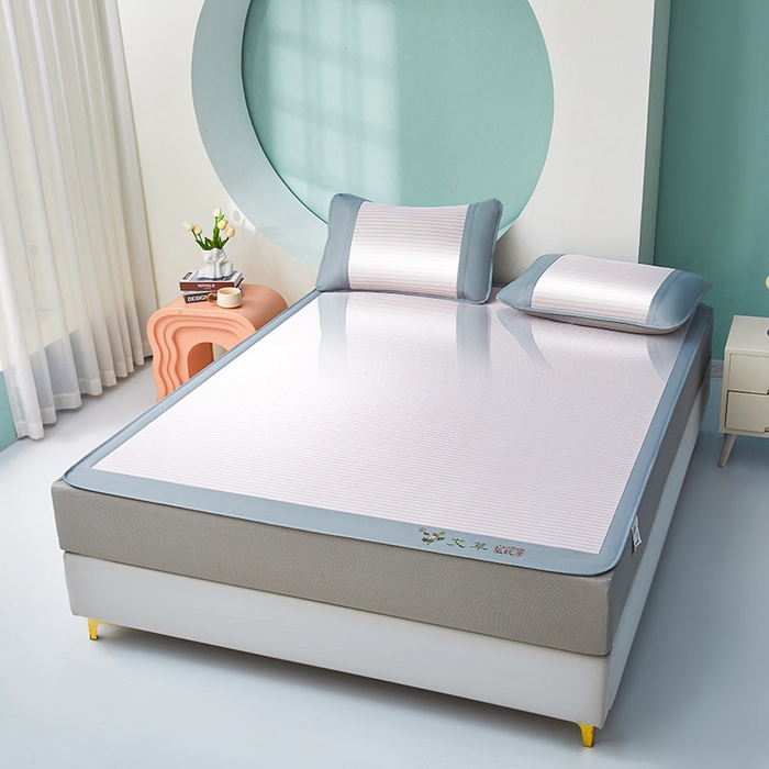 91家纺网 家纺一手货源 找家纺 航途席业 2026新款刺绣可水洗碳光冰丝席宽包边无纺布冰丝席艾香系列 艾香条纹床笠款树莓粉