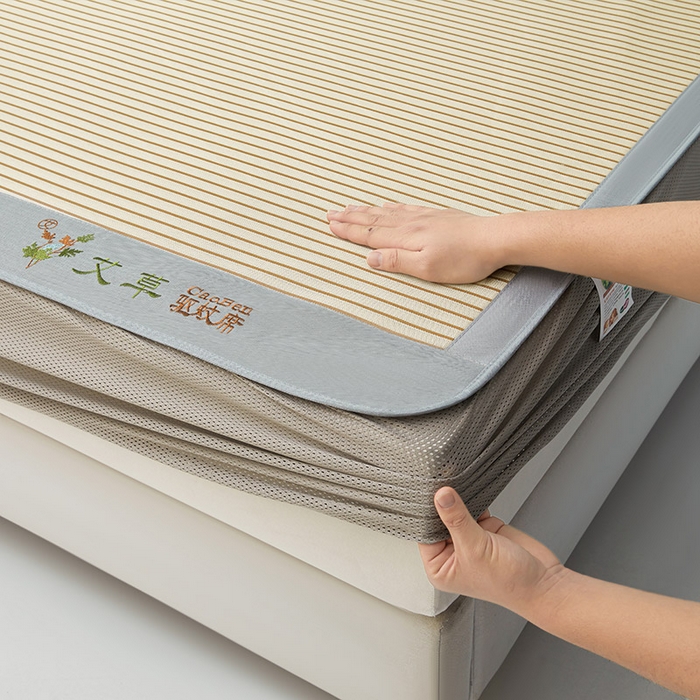 91家纺网 家纺一手货源 找家纺 航途席业 2026新款刺绣可水洗碳光冰丝席宽包边无纺布冰丝席艾香系列 艾香条纹床笠款星光银