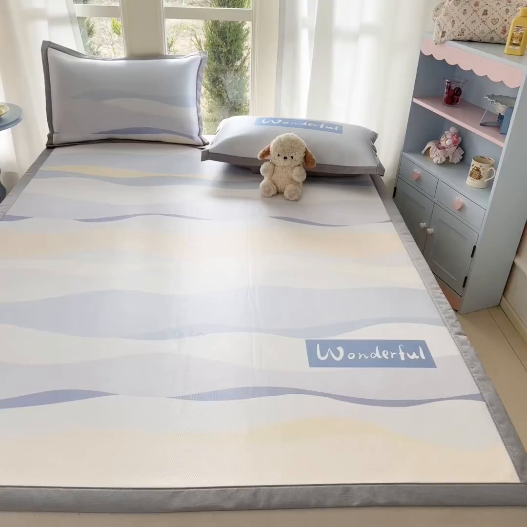 91家纺网 家纺一手货源 找家纺 川悦生活 2026新款碳光冰丝大阪卡通凉席 bu卡卡-水蓝