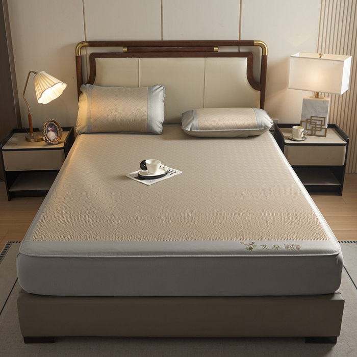 91家纺网 家纺一手货源 找家纺 航途席业 2025新款凉席三明治刺绣可水洗碳光冰丝席宽包边艾香系列 艾香冰丝床笠饼干-咖