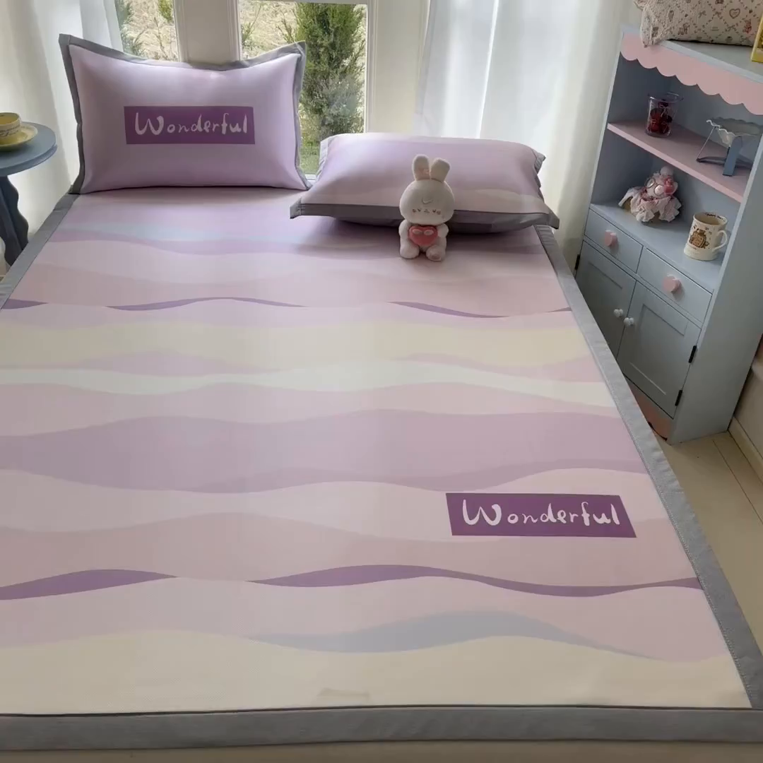 91家纺网 家纺一手货源 找家纺 川悦生活 2026新款碳光冰丝大阪卡通凉席 bu卡卡-香芋