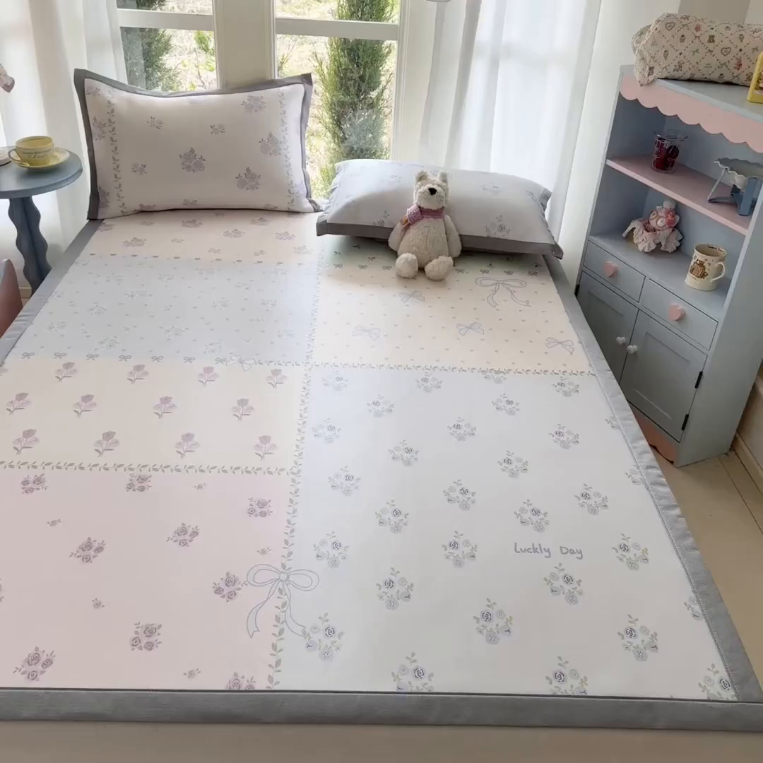 91家纺网 家纺一手货源 找家纺 川悦生活 2026新款碳光冰丝大阪卡通凉席 春日茶花