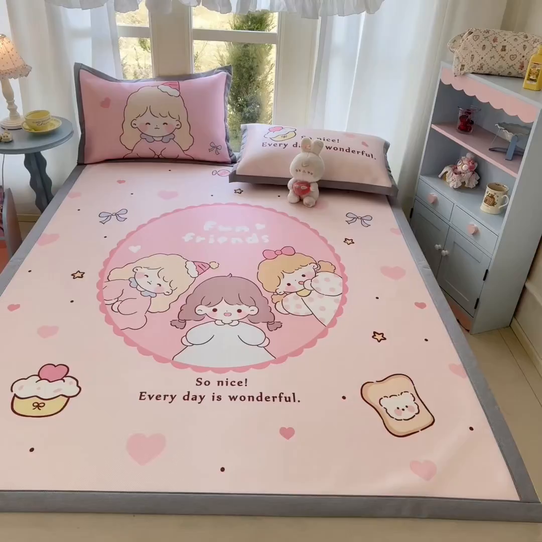 91家纺网 家纺一手货源 找家纺 川悦生活 2026新款碳光冰丝大阪卡通凉席 蛋糕女孩