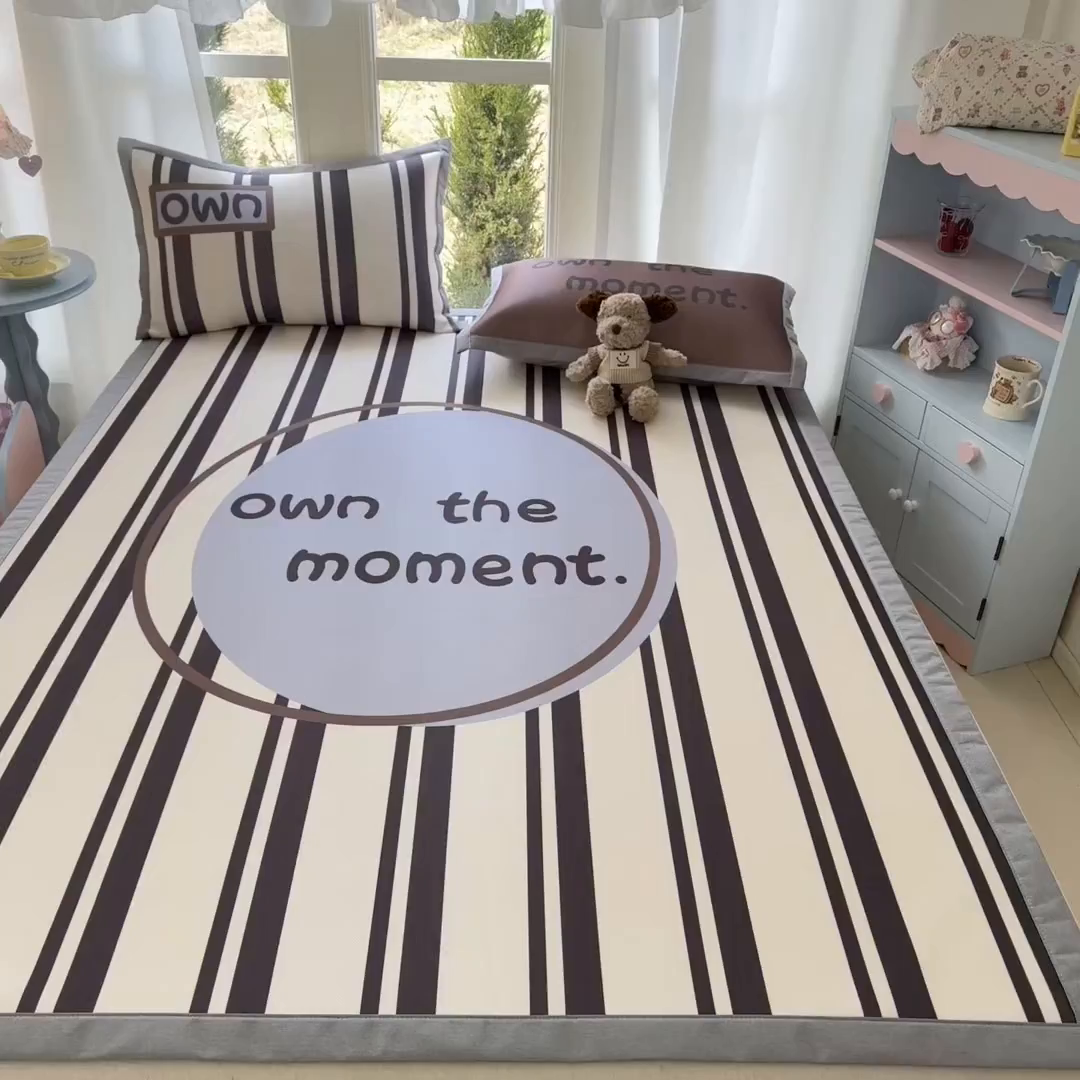 91家纺网 家纺一手货源 找家纺 川悦生活 2026新款碳光冰丝大阪卡通凉席 复古小调