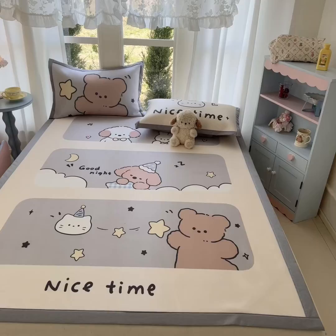 91家纺网 家纺一手货源 找家纺 川悦生活 2026新款碳光冰丝大阪卡通凉席 萌动好梦