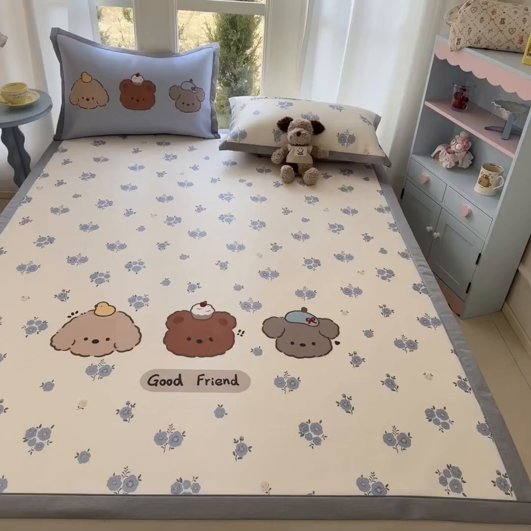 91家纺网 家纺一手货源 找家纺 川悦生活 2026新款碳光冰丝大阪卡通凉席 奶汪甜园