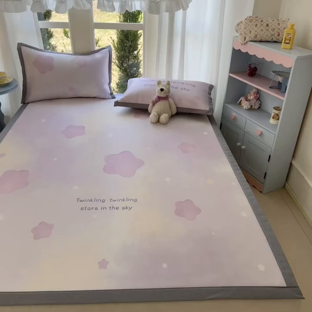 91家纺网 家纺一手货源 找家纺 川悦生活 2026新款碳光冰丝大阪卡通凉席 奶香星空