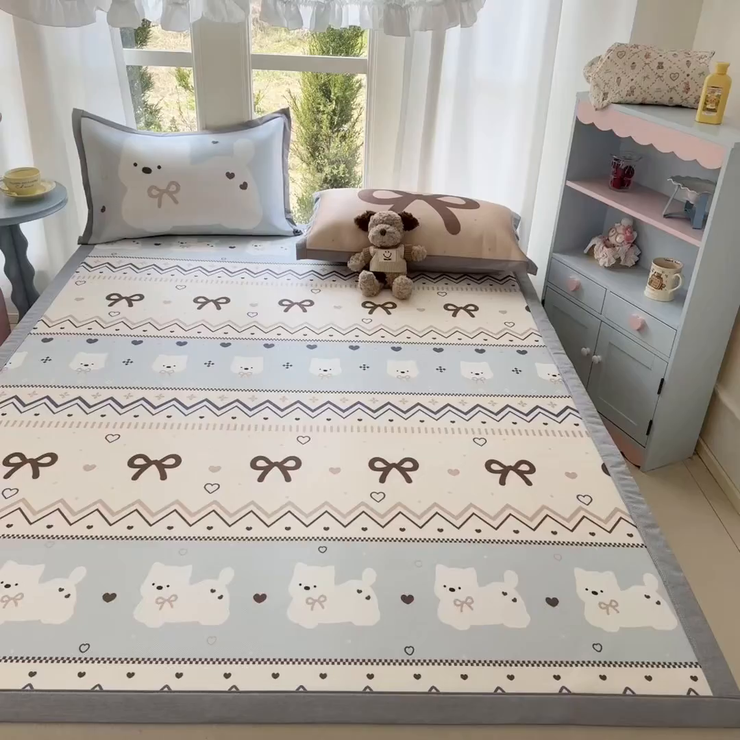 91家纺网 家纺一手货源 找家纺 川悦生活 2026新款碳光冰丝大阪卡通凉席 软熊甜心