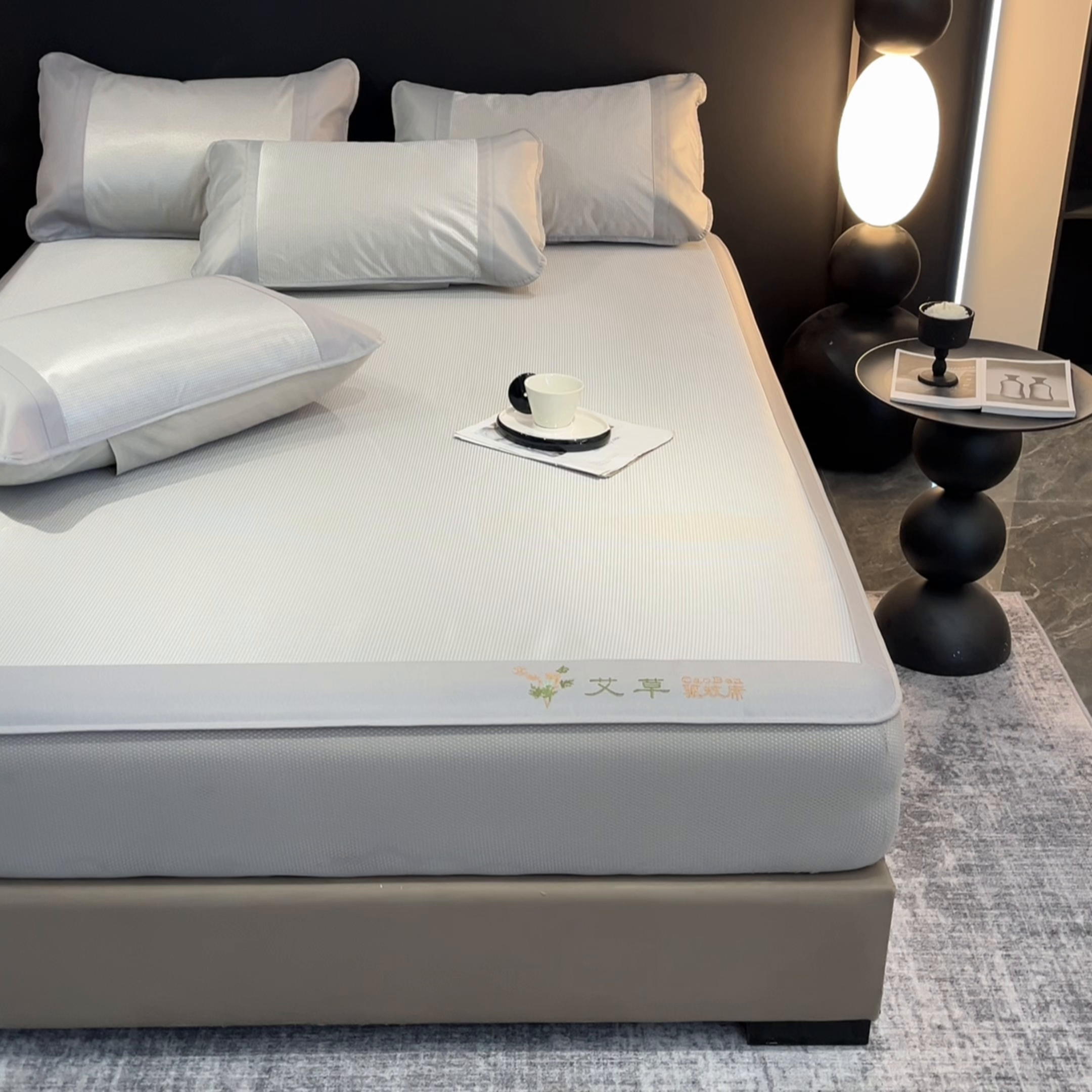 91家纺网 家纺一手货源 找家纺 航途席业 2025新款凉席三明治刺绣可水洗碳光冰丝席宽包边艾香系列 艾香千鸟格床笠款灰色