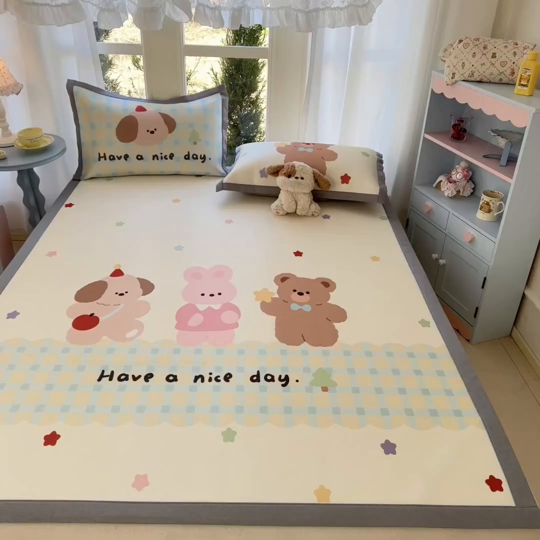 91家纺网 家纺一手货源 找家纺 川悦生活 2026新款碳光冰丝大阪卡通凉席 森林胖仔