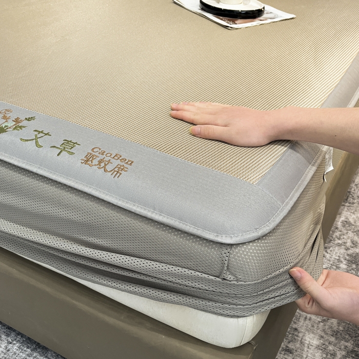 91家纺网 家纺一手货源 找家纺 航途席业 2025新款凉席三明治刺绣可水洗碳光冰丝席宽包边艾香系列 艾香千鸟格床笠款咖色