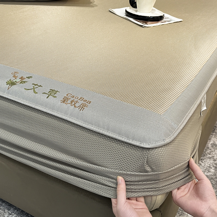 91家纺网 家纺一手货源 找家纺 航途席业 2025新款凉席三明治刺绣可水洗碳光冰丝席宽包边艾香系列 艾香千鸟格床笠款咖色