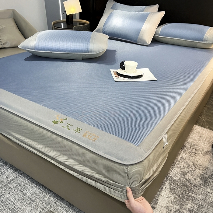 91家纺网 家纺一手货源 找家纺 航途席业 2025新款凉席三明治刺绣可水洗碳光冰丝席宽包边艾香系列 艾香千鸟格床笠款蓝色