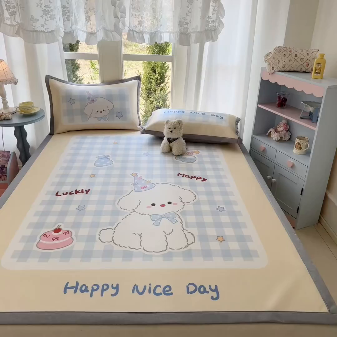 91家纺网 家纺一手货源 找家纺 川悦生活 2026新款碳光冰丝大阪卡通凉席 甜园小狗-奶蓝