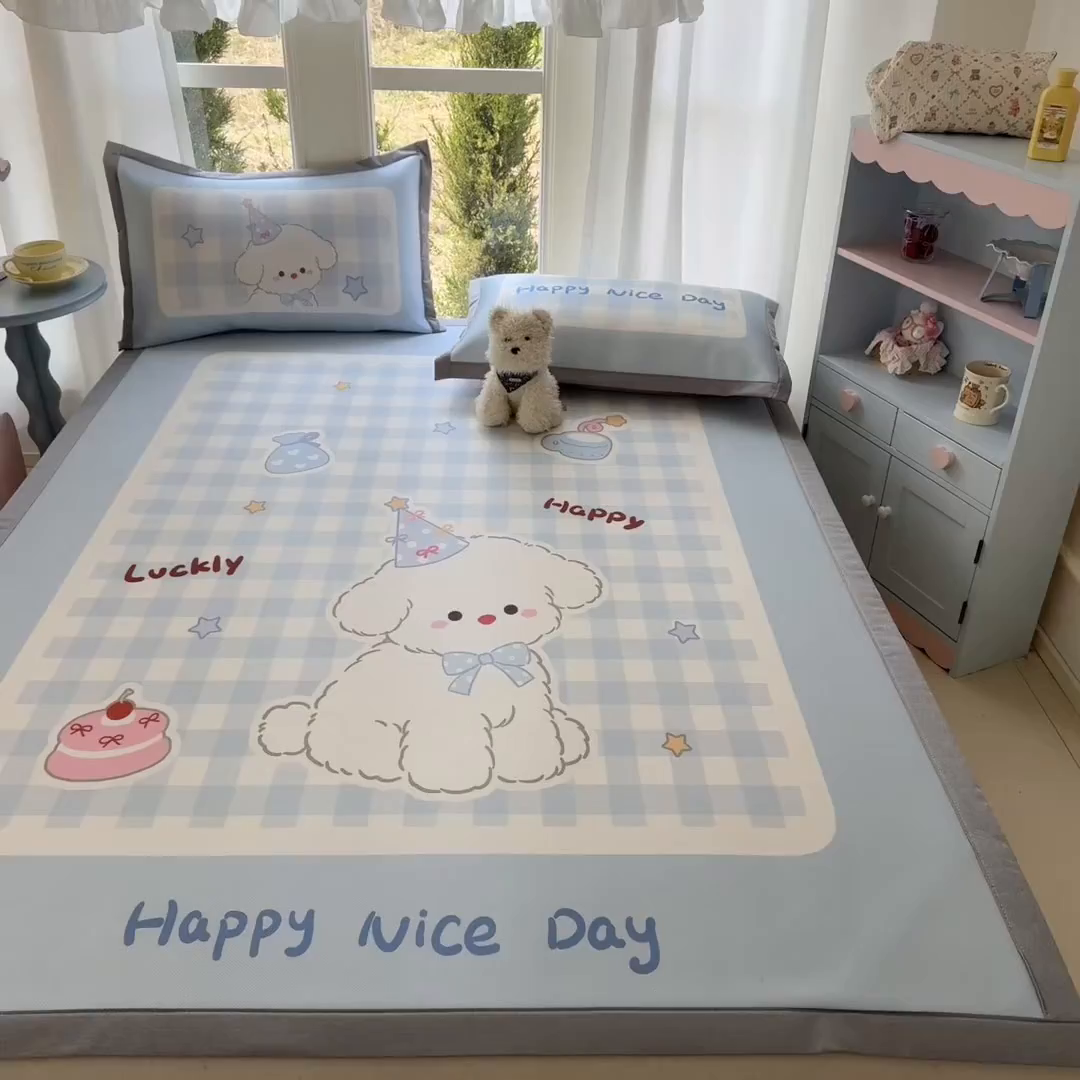 91家纺网 家纺一手货源 找家纺 川悦生活 2026新款碳光冰丝大阪卡通凉席 甜园小狗-天蓝