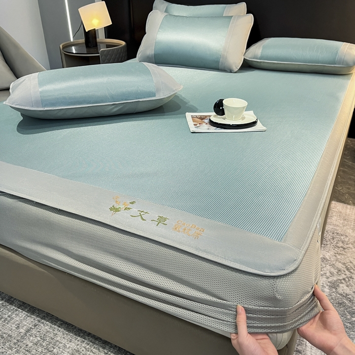 91家纺网 家纺一手货源 找家纺 航途席业 2025新款凉席三明治刺绣可水洗碳光冰丝席宽包边艾香系列 艾香千鸟格床笠款绿色