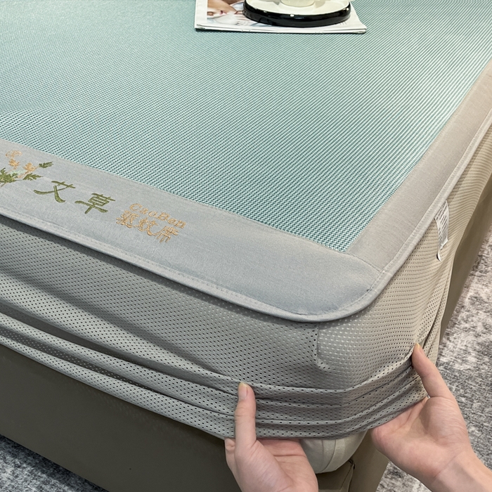 91家纺网 家纺一手货源 找家纺 航途席业 2025新款凉席三明治刺绣可水洗碳光冰丝席宽包边艾香系列 艾香千鸟格床笠款绿色