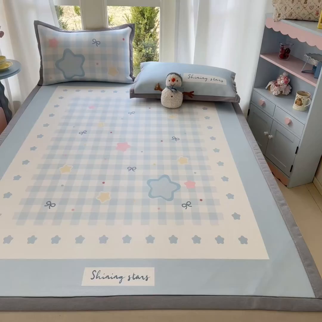 91家纺网 家纺一手货源 找家纺 川悦生活 2026新款碳光冰丝大阪卡通凉席 夏日甜星