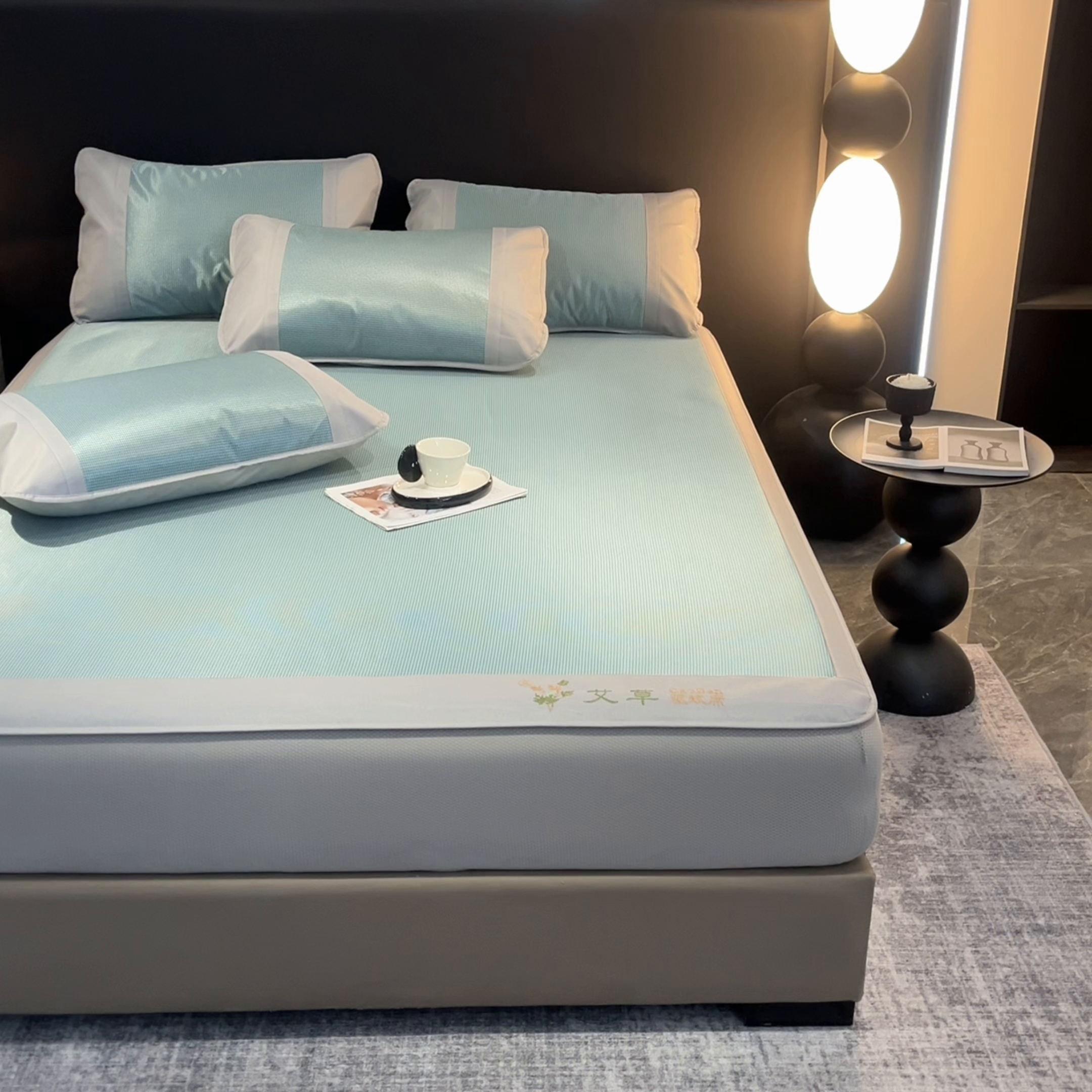 91家纺网 家纺一手货源 找家纺 航途席业 2025新款凉席三明治刺绣可水洗碳光冰丝席宽包边艾香系列 艾香千鸟格床笠款绿色