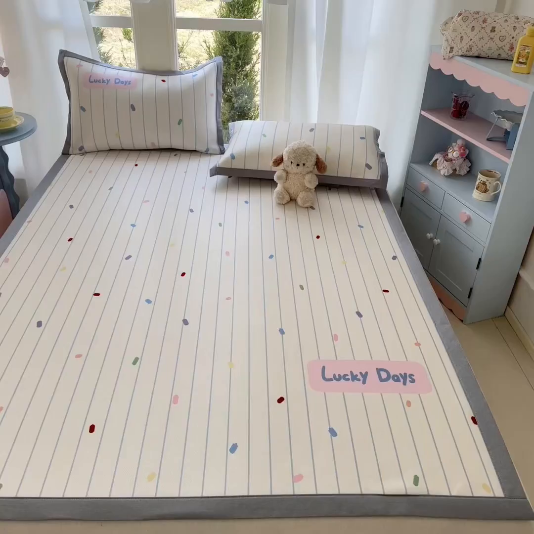 91家纺网 家纺一手货源 找家纺 川悦生活 2026新款碳光冰丝大阪卡通凉席 幸运色彩