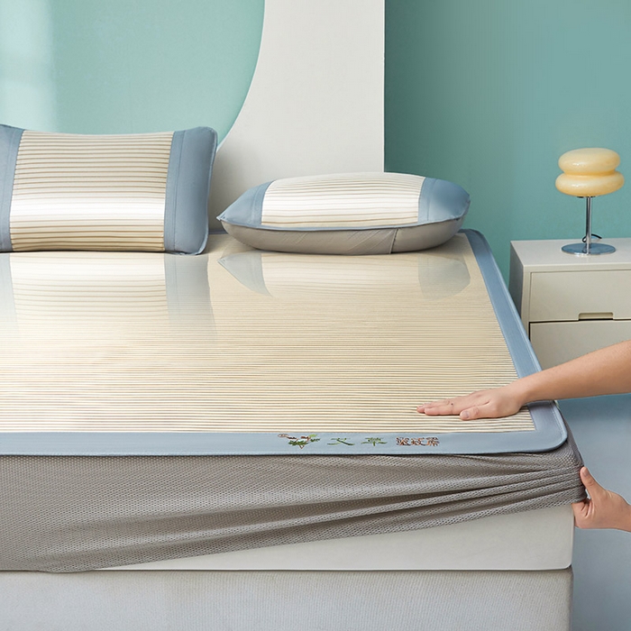 91家纺网 家纺一手货源 找家纺 航途席业 2025新款凉席三明治刺绣可水洗碳光冰丝席宽包边艾香系列 艾香条纹床笠款星光银