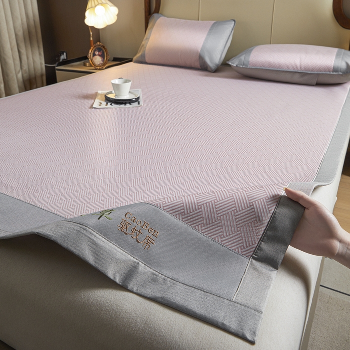 91家纺网 家纺一手货源 找家纺 航途席业 2025新款凉席三明治刺绣可水洗碳光冰丝席宽包边艾香系列 艾香冰丝席饼干-粉