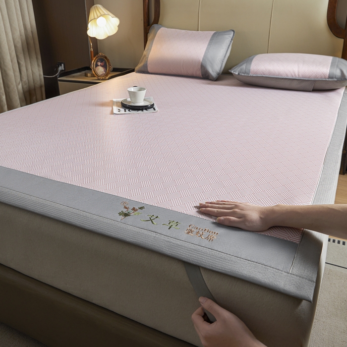 91家纺网 家纺一手货源 找家纺 航途席业 2025新款凉席三明治刺绣可水洗碳光冰丝席宽包边艾香系列 艾香冰丝席饼干-粉