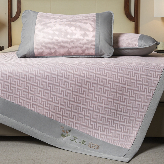 91家纺网 家纺一手货源 找家纺 航途席业 2025新款凉席三明治刺绣可水洗碳光冰丝席宽包边艾香系列 艾香冰丝席饼干-粉