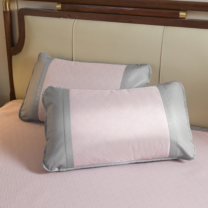 91家纺网 家纺一手货源 找家纺 航途席业 2025新款凉席三明治刺绣可水洗碳光冰丝席宽包边艾香系列 艾香冰丝席饼干-粉