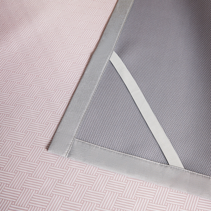 91家纺网 家纺一手货源 找家纺 航途席业 2025新款凉席三明治刺绣可水洗碳光冰丝席宽包边艾香系列 艾香冰丝席饼干-粉