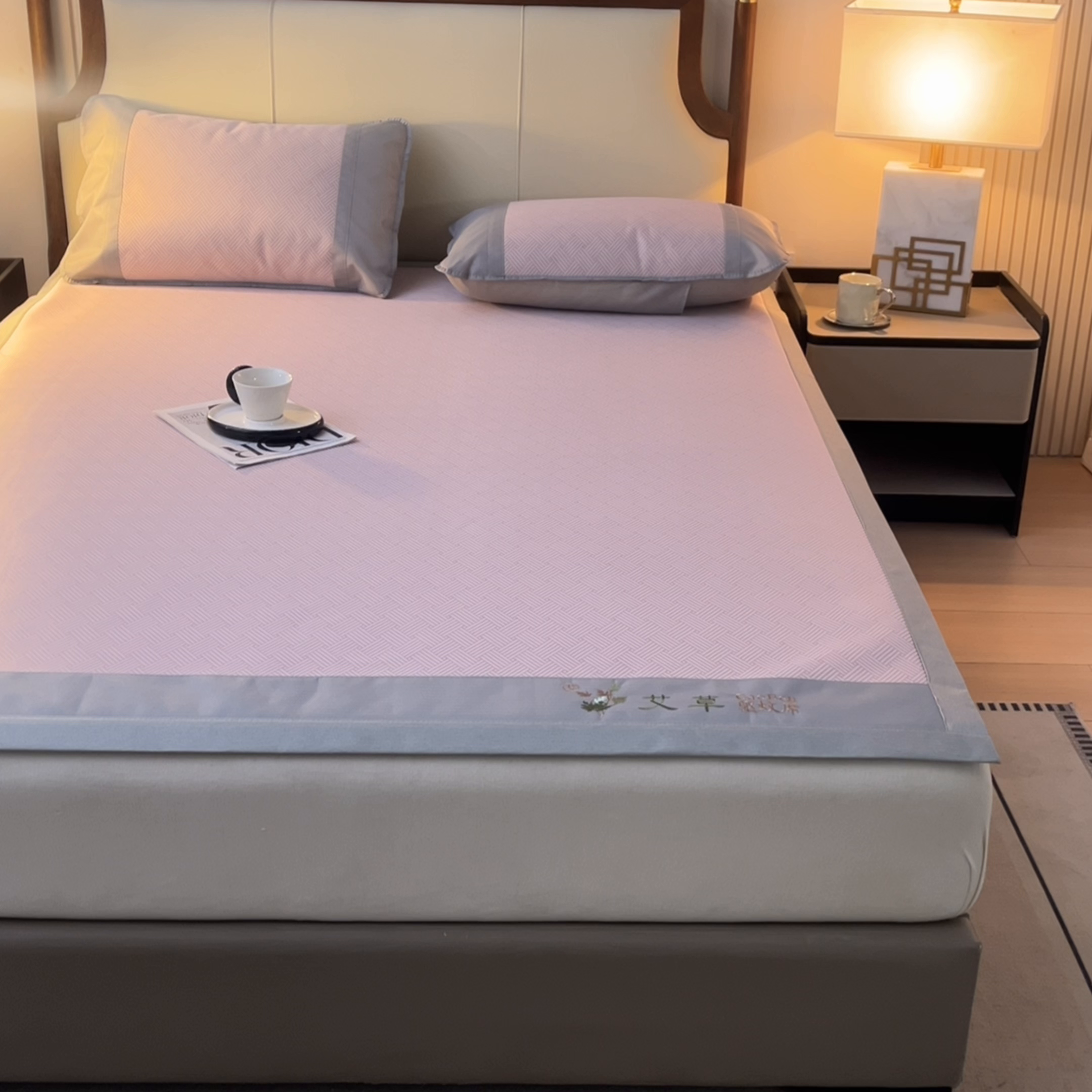 91家纺网 家纺一手货源 找家纺 航途席业 2025新款凉席三明治刺绣可水洗碳光冰丝席宽包边艾香系列 艾香冰丝席饼干-粉