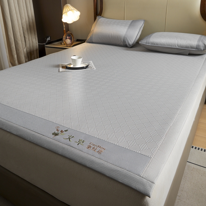 91家纺网 家纺一手货源 找家纺 航途席业 2025新款凉席三明治刺绣可水洗碳光冰丝席宽包边艾香系列 艾香冰丝席饼干-灰
