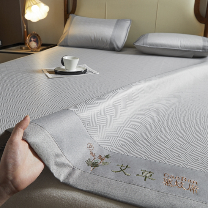 91家纺网 家纺一手货源 找家纺 航途席业 2025新款凉席三明治刺绣可水洗碳光冰丝席宽包边艾香系列 艾香冰丝席饼干-灰