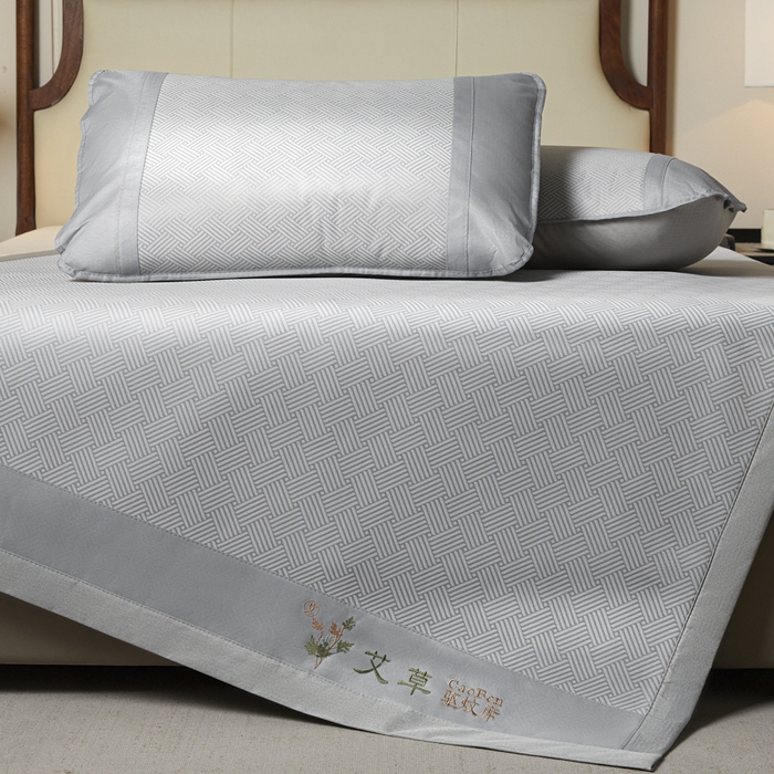 91家纺网 家纺一手货源 找家纺 航途席业 2025新款凉席三明治刺绣可水洗碳光冰丝席宽包边艾香系列 艾香冰丝席饼干-灰