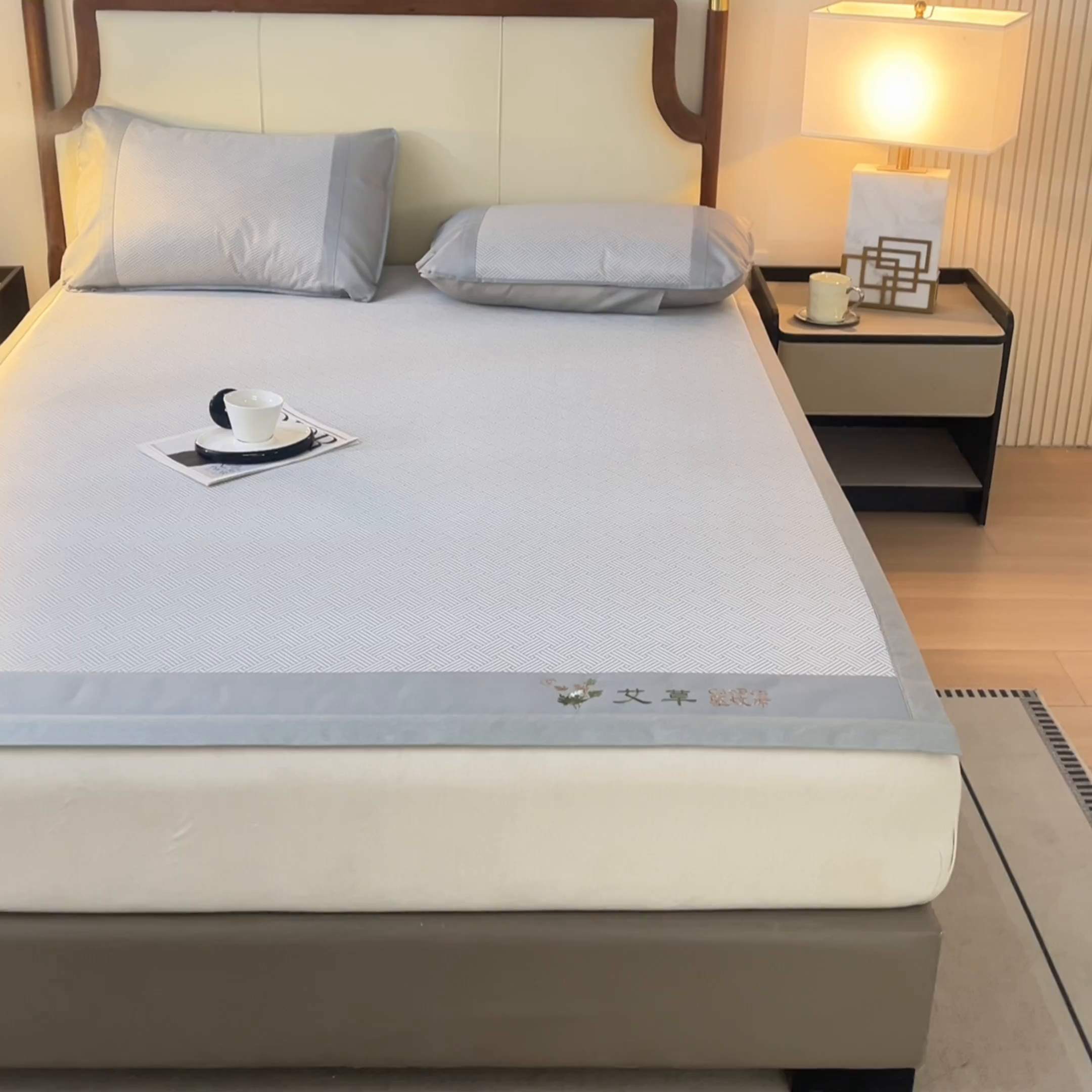 91家纺网 家纺一手货源 找家纺 航途席业 2025新款凉席三明治刺绣可水洗碳光冰丝席宽包边艾香系列 艾香冰丝席饼干-灰