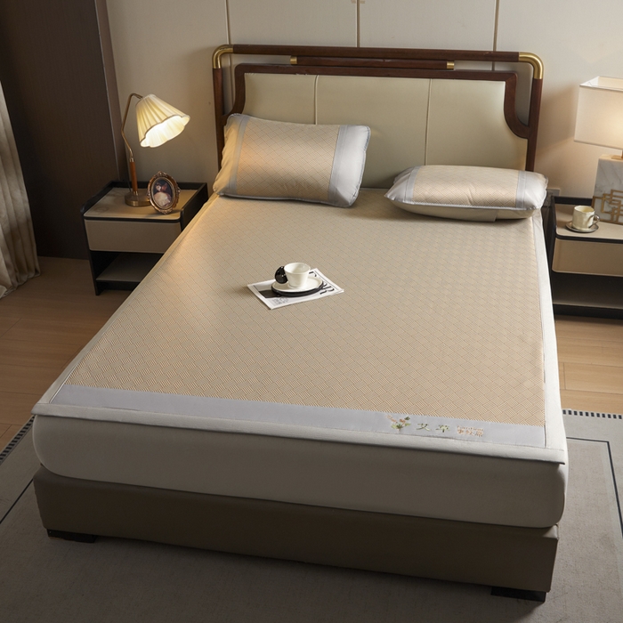 91家纺网 家纺一手货源 找家纺 航途席业 2025新款凉席三明治刺绣可水洗碳光冰丝席宽包边艾香系列 艾香冰丝席饼干-咖