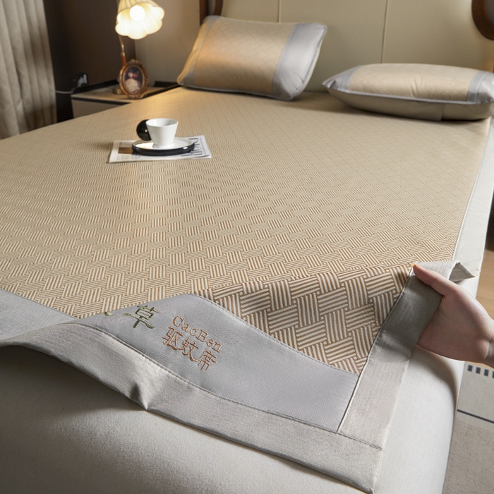 91家纺网 家纺一手货源 找家纺 航途席业 2025新款凉席三明治刺绣可水洗碳光冰丝席宽包边艾香系列 艾香冰丝席饼干-咖