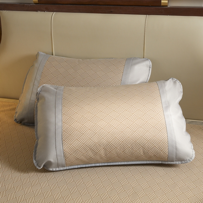 91家纺网 家纺一手货源 找家纺 航途席业 2025新款凉席三明治刺绣可水洗碳光冰丝席宽包边艾香系列 艾香冰丝席饼干-咖