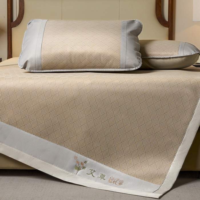 91家纺网 家纺一手货源 找家纺 航途席业 2025新款凉席三明治刺绣可水洗碳光冰丝席宽包边艾香系列 艾香冰丝席饼干-咖