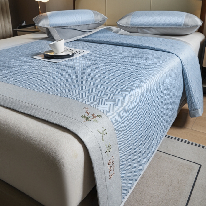 91家纺网 家纺一手货源 找家纺 航途席业 2025新款凉席三明治刺绣可水洗碳光冰丝席宽包边艾香系列 艾香冰丝席饼干-蓝