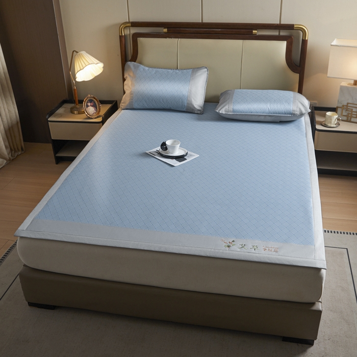 91家纺网 家纺一手货源 找家纺 航途席业 2025新款凉席三明治刺绣可水洗碳光冰丝席宽包边艾香系列 艾香冰丝席饼干-蓝