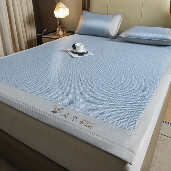 91家纺网 家纺一手货源 找家纺 航途席业 2025新款凉席三明治刺绣可水洗碳光冰丝席宽包边艾香系列 艾香冰丝席饼干-蓝