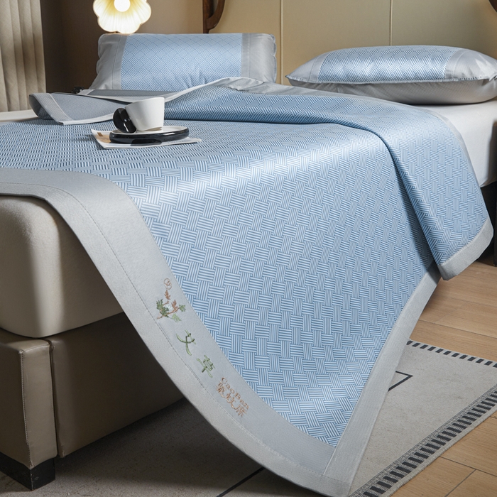 91家纺网 家纺一手货源 找家纺 航途席业 2025新款凉席三明治刺绣可水洗碳光冰丝席宽包边艾香系列 艾香冰丝席饼干-蓝